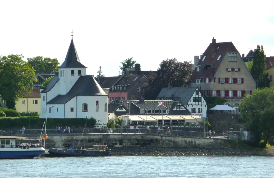 Alt St. Maternus am Rheinufer in Rodenkirchen